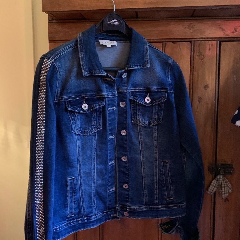 Jeans Jacket, Laura with discreet luxery on the sleeves (small stones)., Size 6.